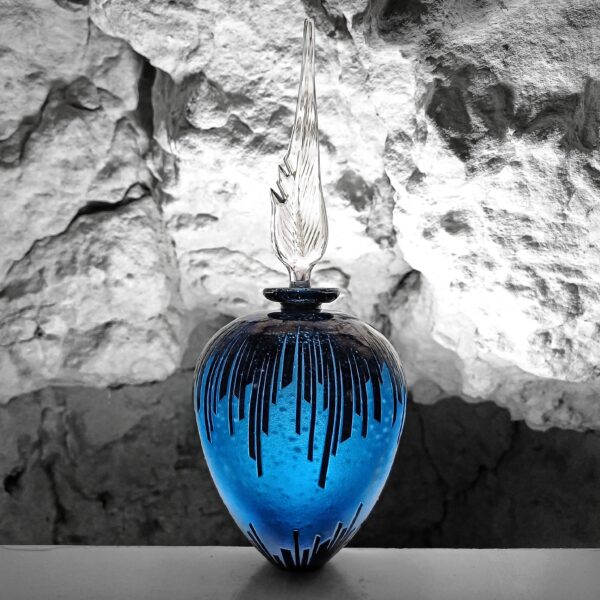 Ravissant Flacon bleu et noir en multicouche, sculptée à froid par sablage objet de décoration et de cadeau de pièce unique crée par souffleur de verre .